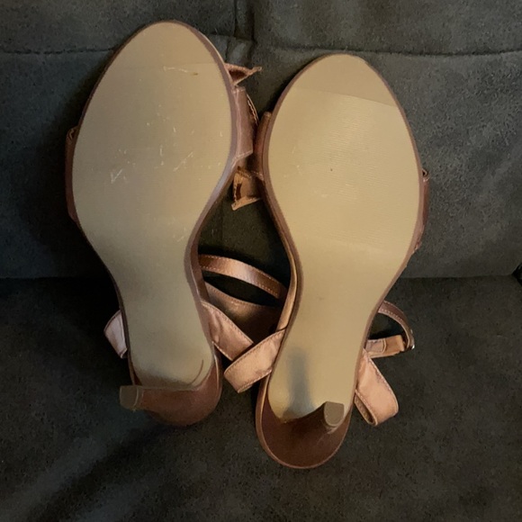 Revamped B. Sirens, 4” pink satin bow heels, worn once🌺🌺🌺size 7, so cute 🌺🌺 - Picture 5 of 11